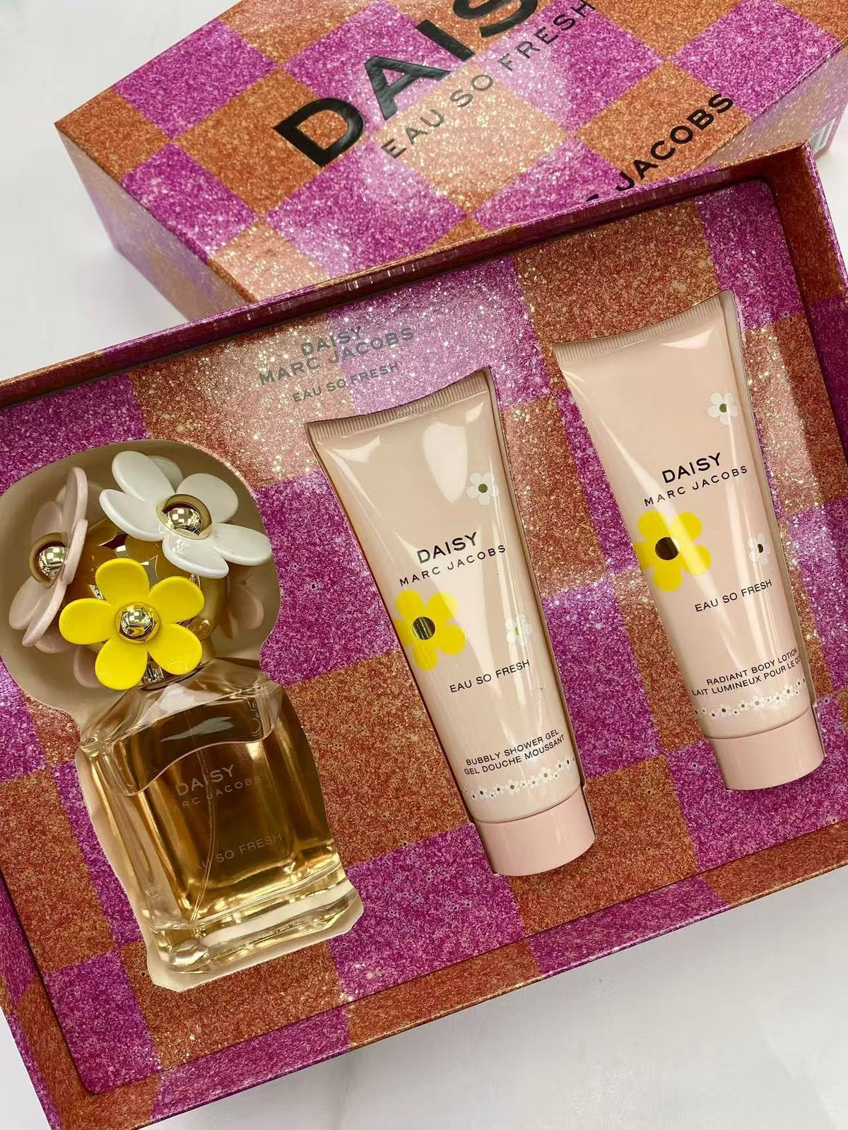 Daisy Marc Jacobs Eau So Fresh Eau De Toilette Gift Set 馬克雅可布/馬克莫傑小雛菊粉色花語淡香水套裝(75ml Eau de Toilette 淡香水+75ml Body Lotion 身體乳+75ml Shower Gel 沐浴露)